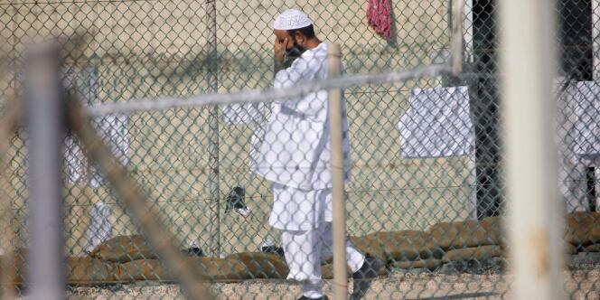 Un des détenus du camp militaire de Guantanamo, le 18 novembre 2008.