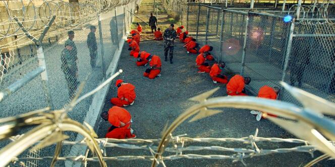 Prisonniers du camp X-Ray de Guantanamo, en janvier 2002.