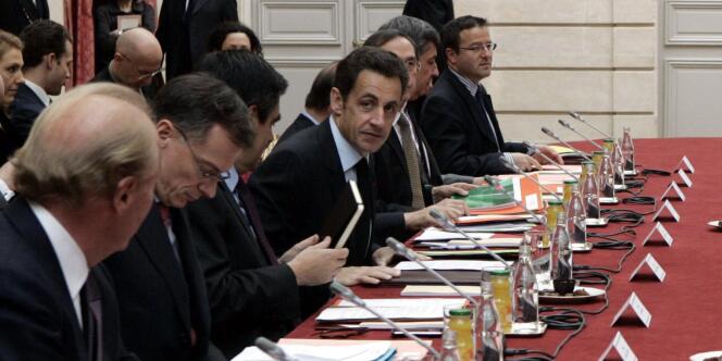 Nicolas Sarkozy a présenté mercredi aux partenaires sociaux un ensemble de propositions dont le total représente un coût de 1,65 à 2,65 mds d'euros pour l'Etat, dont la suppression d'une partie de l'impôt sur le revenu pour la première tranche.