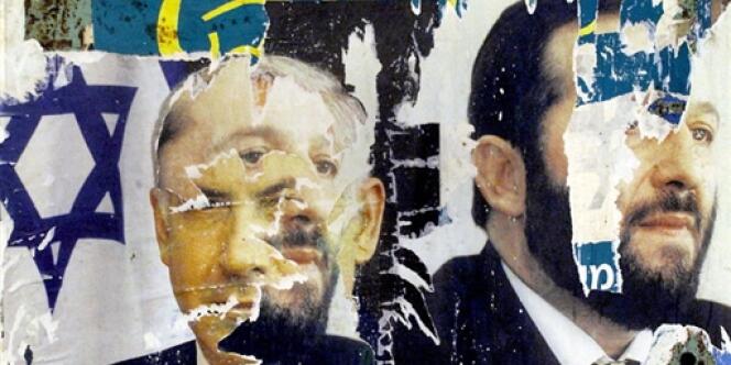 Aux élections de 1999, les affiches de campagne de Benyamin Nétanyahou et de l'ancien chef du parti Shas, le rabbin Arieh Deri.