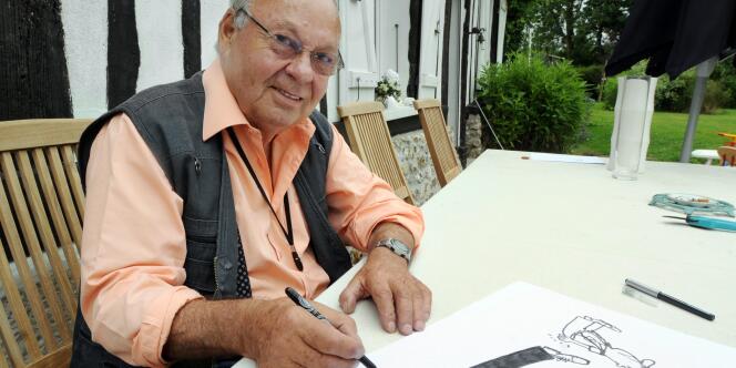 Le caricaturiste Siné pose, le 17 juillet 2008, à son domicile de Vinnemerville, en Seine-Maritime.