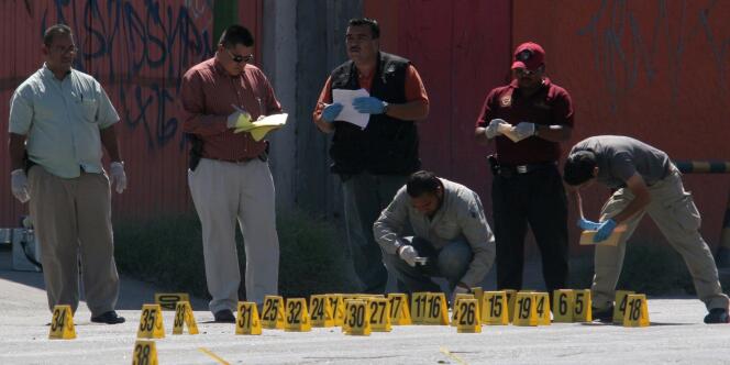 Des enquêteurs, sur la scène d'un crime à Ciudad Juarez, au Mexique, en août 2008.