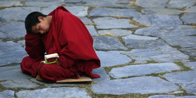 Un moine tibétaine prie dans un temple situé à Kangding, au Sichuan, dans la partie historique du Tibet. Cette année, les moines sont restés à l'intérieur du temple situé dans une ville quadrillée par les forces de l'ordre