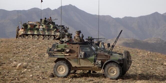Forces spéciales françaises et soldats afghans déployés dans la vallée d'Uzbin, dans la province de Kaboul, le 12 mars 2009.