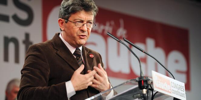 Jean-Luc Mélenchon, sénateur et fondateur du Parti de Gauche (PG), s'exprime devant des militants lors d'un meeting, le 1er février 2009 à Limeil-Brévannes. 