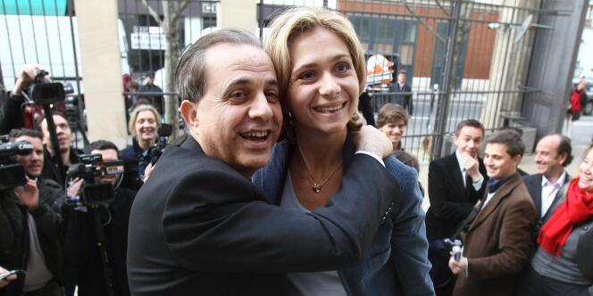 Valérie Pécresse, désignée le 22 mars 2009, tête de liste de l'UMP aux régionales par les militants, et Roger Karoutchi posent à l'issue d'une réunion au conseil régional, à Paris, le 23 mars 2009. 