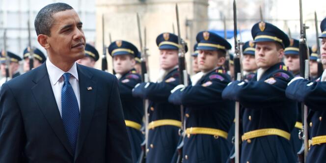 Barack Obama passe en revue la garde tchèque, devant le château de Prague, le 5 avril 2009, où il annonce une consolidation du Traité de l'Atlantique nord.