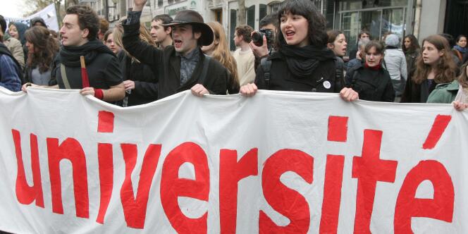 Des étudiants et des enseignants manifestent, le 8 avril 2009 à Paris, lors d'une journée d'action dans l'enseignement supérieur contre les réformes gouvernementales.