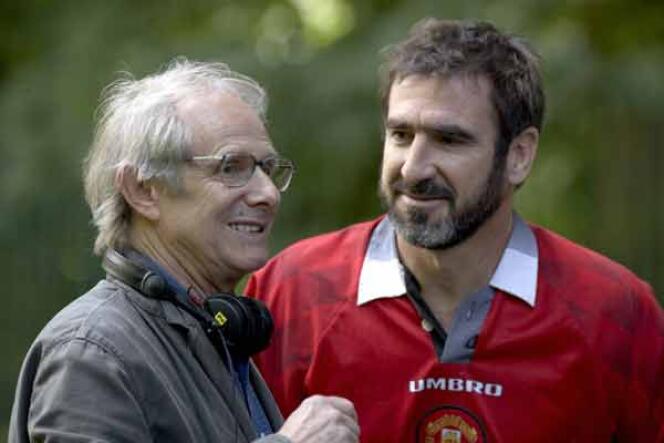 Le réalisateur britannique Ken Loach avec Eric Cantona sur le tournage de son film 