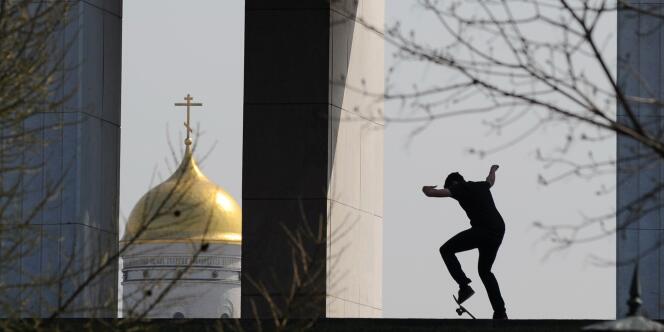 Un adolescent fait du skateboard au square Victory à Moscou. 