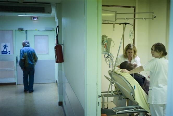 Les médecins passent aujourd'hui un temps considérable à obtenir qu'on attribue un lit aux nouveaux arrivants, à coups d'appels téléphoniques et de micro-négociations avec leurs collègues. Ils ont mieux à faire. La création d'un nouveau métier, de gestionnaire de lits (bed manager), leur permettrait de se recentrer sur leur activité thérapeutique (hôpital Beaujon (APHP) à Clichy, dans le nord de Paris).