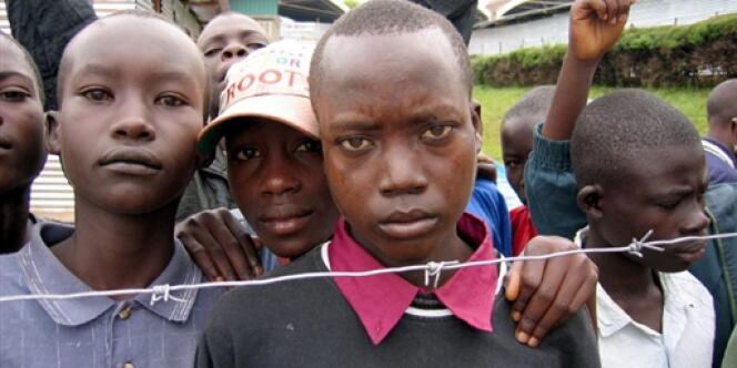 D'anciens enfants soldats sont rassemblés dans le camp de démobilisation de Gitega, au Burundi, en 2004.