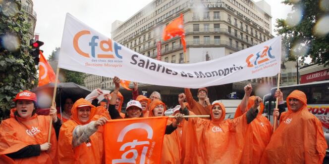  Des salariés de Monoprix manifestent le 26 mai 2009 à Paris pour exiger une amélioration des minima de branche et le retrait du texte sur le travail dominical. 