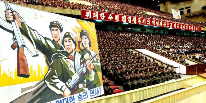 Des officiers nord-coréens célèbrent dans un stade de Pyongyang le succès d'un test nucléaire en mai 2009.