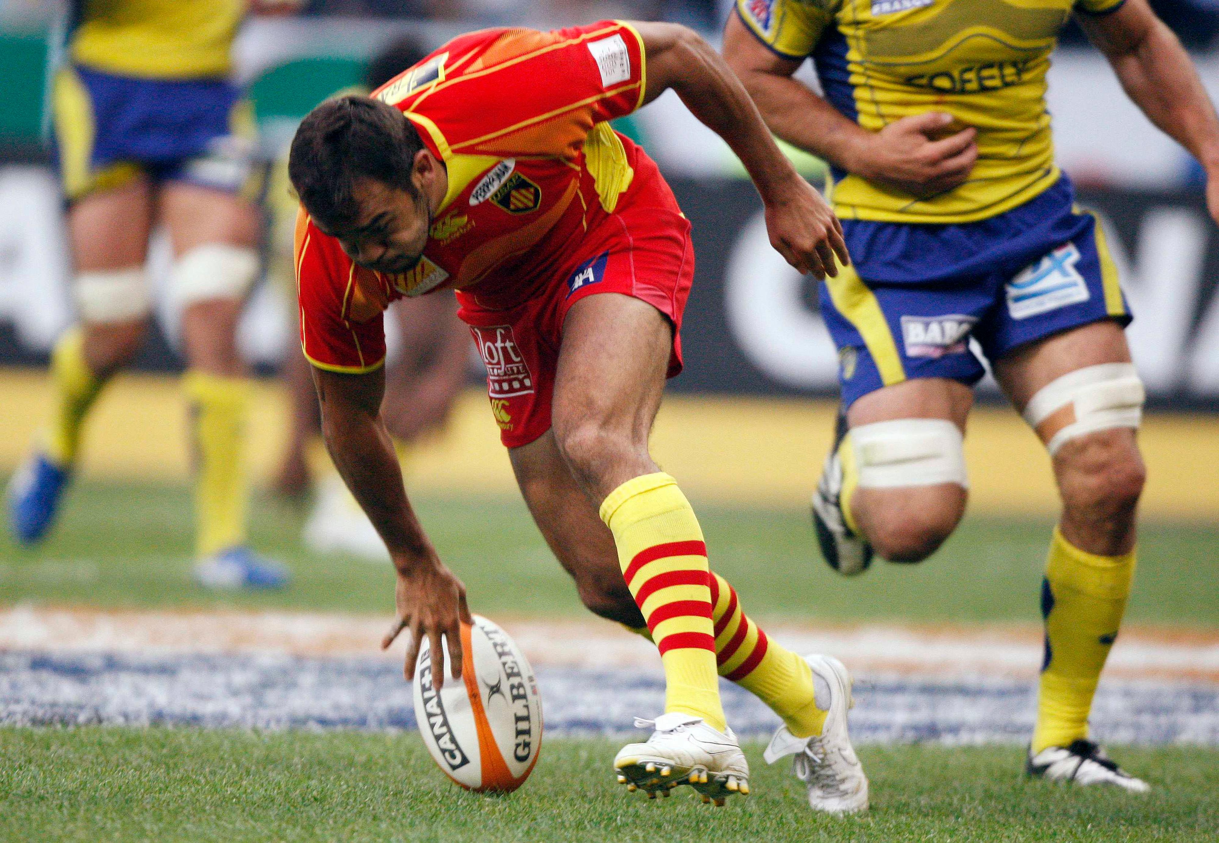 RFI - Dépèche AFP - Les Joueurs de Perpignan posent avec le bouclier de Brennus le 6 juin 2009 au stade de France