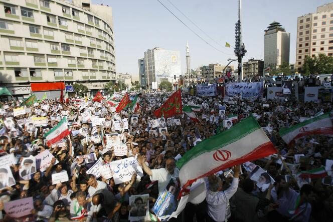 Entre 100 000 et 150 000 personnes acquises à Mahmoud Ahmadinejad ont manifesté à Téhéran, mardi 16 juin, pour endiguer la 