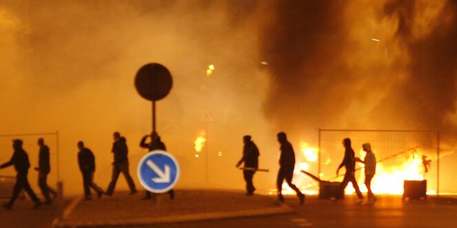 En novembre 2007, des émeutes éclatent à Villiers-le-Bel, deux ans après celles parties de Clichy-sous-Bois.