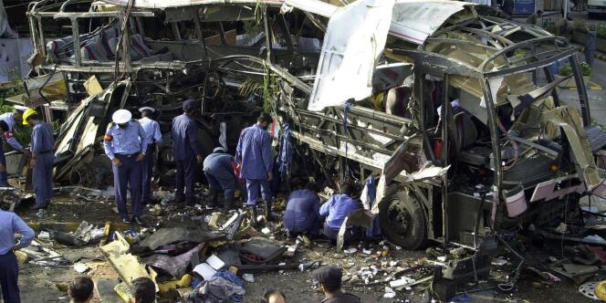 Le 8 mai 2002 à Karachi, un kamikaze lance son véhicule rempli d'explosifs sur un bus, tuant 14 personnes, dont 11 techniciens et ingénieurs de la Direction des constructions navales travaillant à la construction de sous-marins de la classe Agosta.