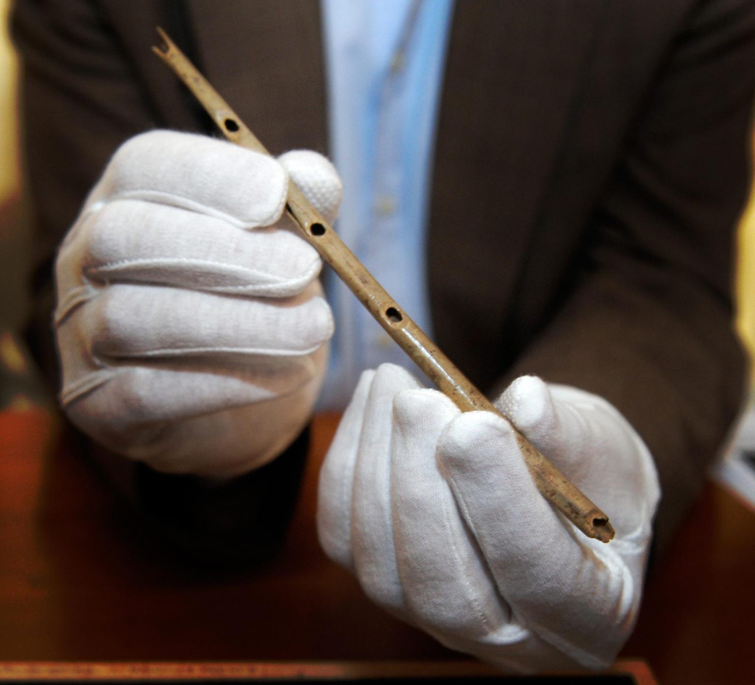 Allemagne présentation de flûtes vieilles de 35 000 ans