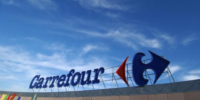 Le logo de l'enseigne Carrefour.