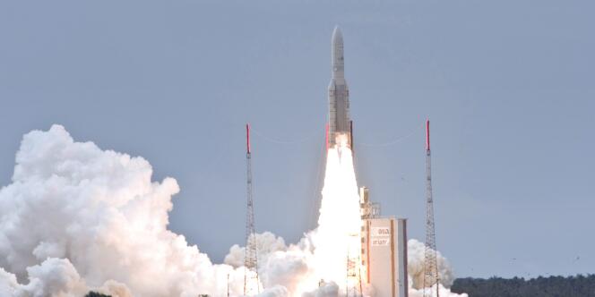 Une fusée Ariane 5 emporte le plus gros satellite de télécommunications jamais lancé, le 1er juillet 2009 à Kourou. 