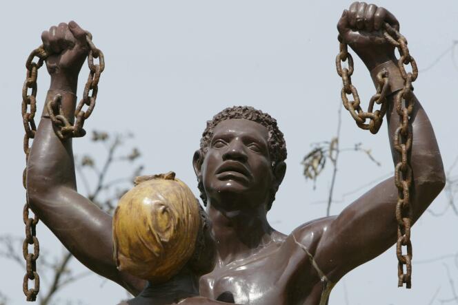 Une statue érigée sur l'île de Gorée, au large de Dakar, point de départ de très nombreux esclaves vers les Amériques.