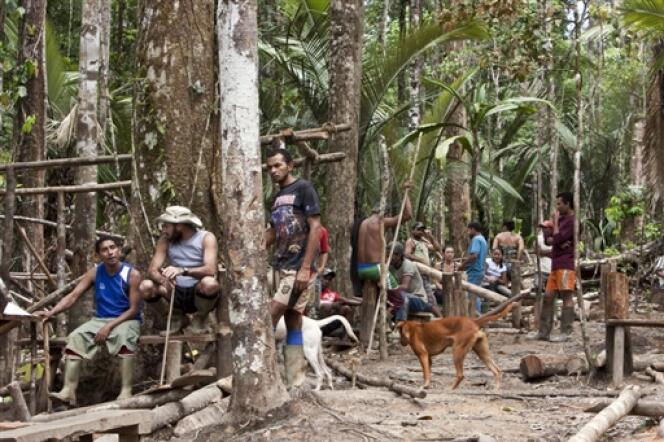 Des orpailleurs clandestins brésiliens capturés par les forces armées françaises en Guyane le 23 juillet 2009. 