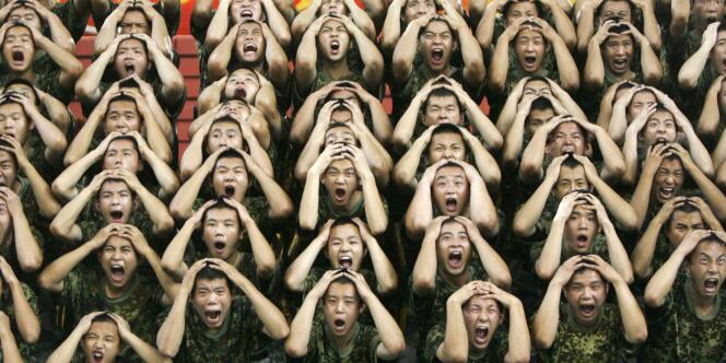 Des soldats de l'armée populaire de libération répètent une comédie musicale intitulé, 