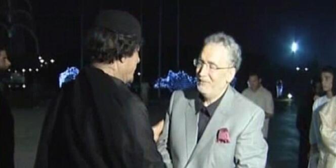 Capture d'écran d'une image de la télévision officielle libyenne du colonel Kadhafi accueillant Abdelbaset Al-Megrahi à son arrivée à Tripoli le 21 août 2009.