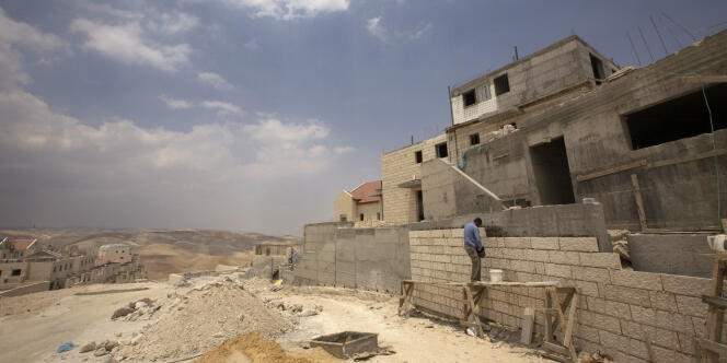 Un ouvrier palestinien sur un chantier à Maalé Adoumim, près de Jérusalem, en mai 2009.