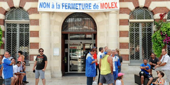 Des salariés de Molex, le 18 août 2009 devant la mairie de Villemur-sur-Tarn (Haute-Garonne).