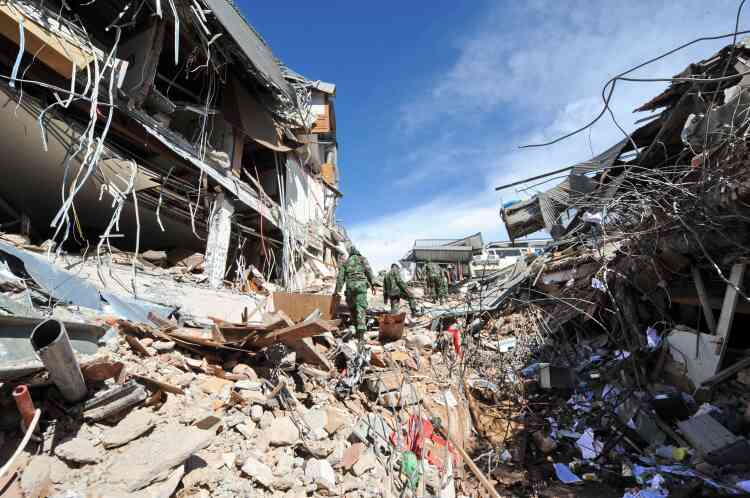 Le temps presse car "les chances de retirer des personnes vivantes des décombres sont très faibles" deux jours après le tremblement de terre, a estimé Djazuli Ambari, le secrétaire général du Croissant rouge indonésien.