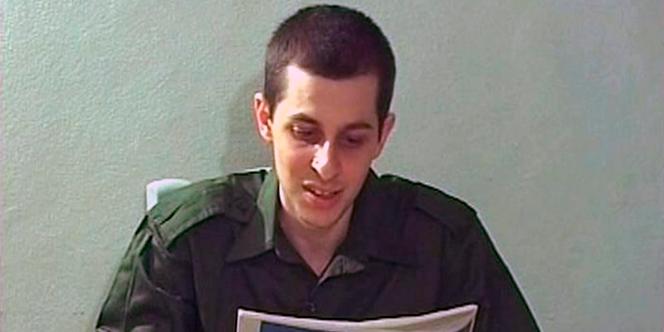 Capture écran d'une vidéo livrée par le Hamas à Israël, vendredi 2 octobre 2009, montrant le jeune soldat israélien Gilad Shalit, otage depuis juin 2006.
