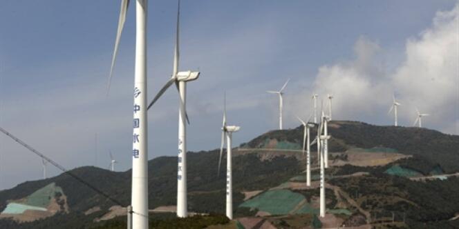 Des éoliennes installées dans la province du Yunnan en Chine, en novembre 2009.