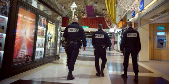 Patrouille de policiers, lundi 23 novembre 2009, dans un centre commercial à Bobigny, dans la Seine-Saint-Denis.
