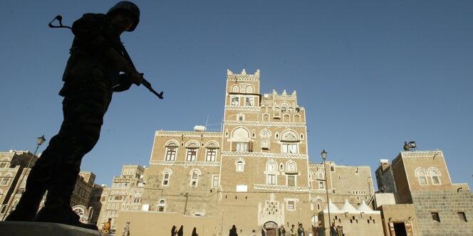 Un militaire monte la garde dans la vieille ville de Sanaa. 