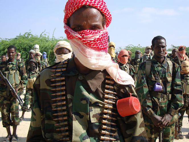 Des chabab lors d'un entraînement militaire près de Mogadiscio (Somalie), le 1er janvier 2010.