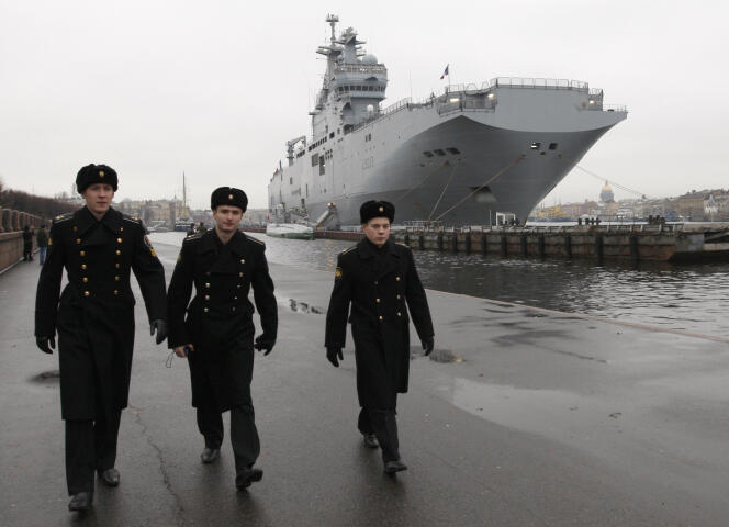 Un navire de guerre français de type Mistral amarré sur les bords de la Neva, à Saint-Pétersbourg, le 23 novembre 2009.