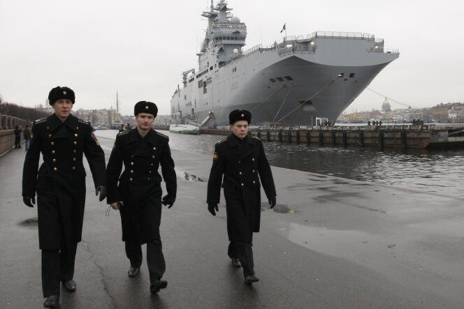 Un navire de guerre français de type Mistral amarré sur les bords de la Neva, à Saint-Pétersbourg, le 23 novembre 2009.