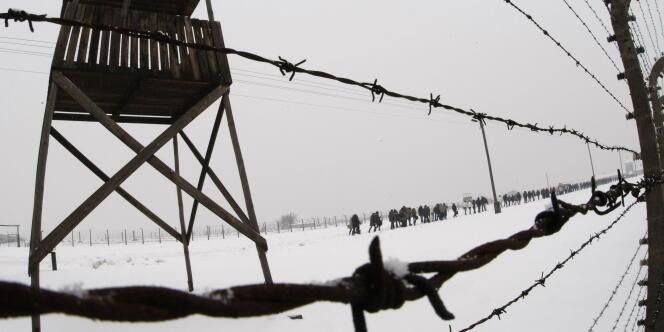 Photo prise jour du 65e anniversaire de la libération du camp d'Auschwitz-Birkenau, le 27 janvier 1945.