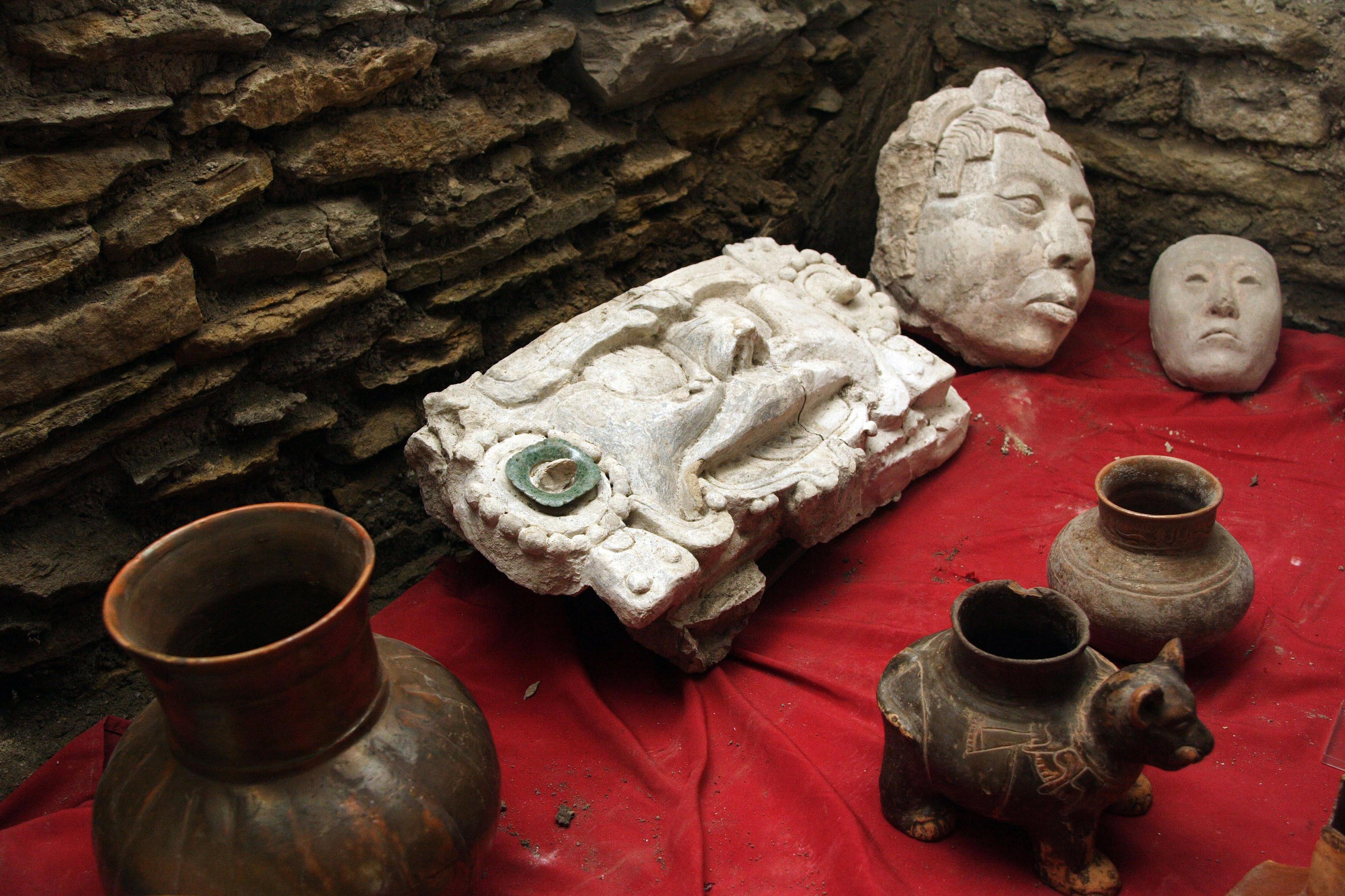 A La Recherche Des Tombes Royales Mayas Un sarcophage pour éclairer le déclin de la civilisation maya