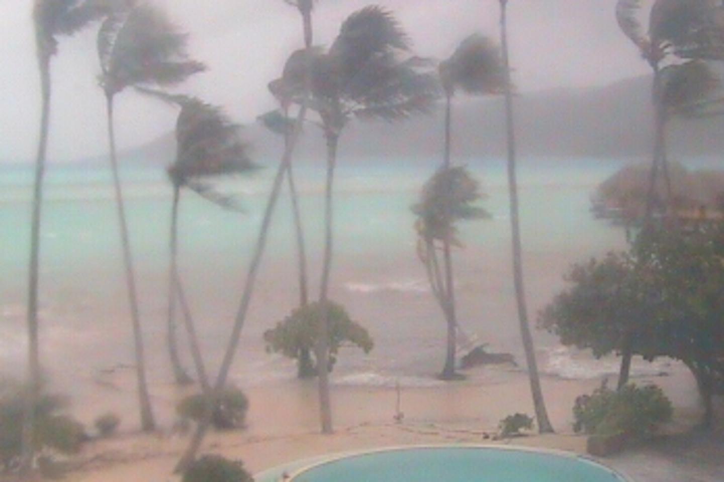 Les évacuations se poursuivent à Tahiti à l'approche du cyclone Oli