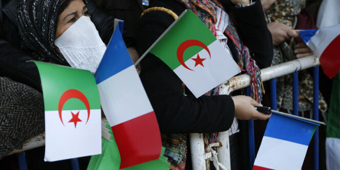 Des drapeaux français et algériens lors d'une visite de Nicolas Sarkozy en Algérie, en décembre 2007.
