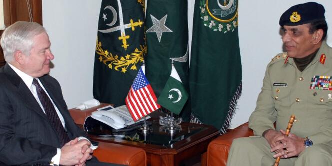Le général Ashfaq Kayani (à droite) en négociation avec le secrétaire américain à la défense, Robert Gates (à gauche), au quartier général de l'armée pakistanaise, à Rawalpindi, le 21 janvier 2010.