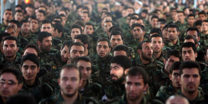 Des gardiens de la révolution iraniens, à Téhéran, le 1er février 2010 : ils comptent 125 000 hommes.