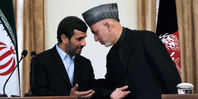 Le président iranien Mahmoud Ahmadinejad le président afghan Hamid Karzai à Kaboul, le 10 mars 2010.