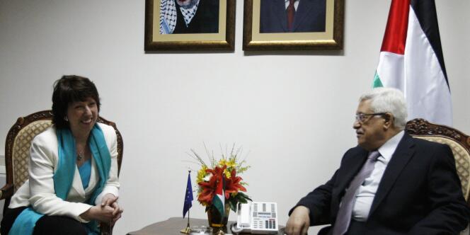 Catherine Ashtonet le chef de l’Autorité palestinienne, Mahmoud Abbas, à Ramallah le 17 mars 2010. 
