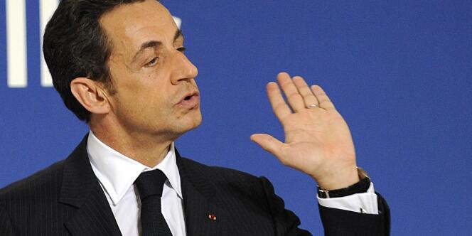 En renonçant au bouclier fiscal, Nicolas Sarkozy ferait la démonstration qu'il ne tient décidément pas ses promesses. Ce serait ensuite admettre qu'il se laisse dicter sa conduite par les parlementaires.
