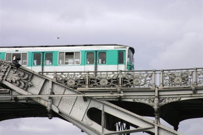 Un jeune homme est mort mardi 24 octobre sur le toit de la ligne 6 du métro parisien.