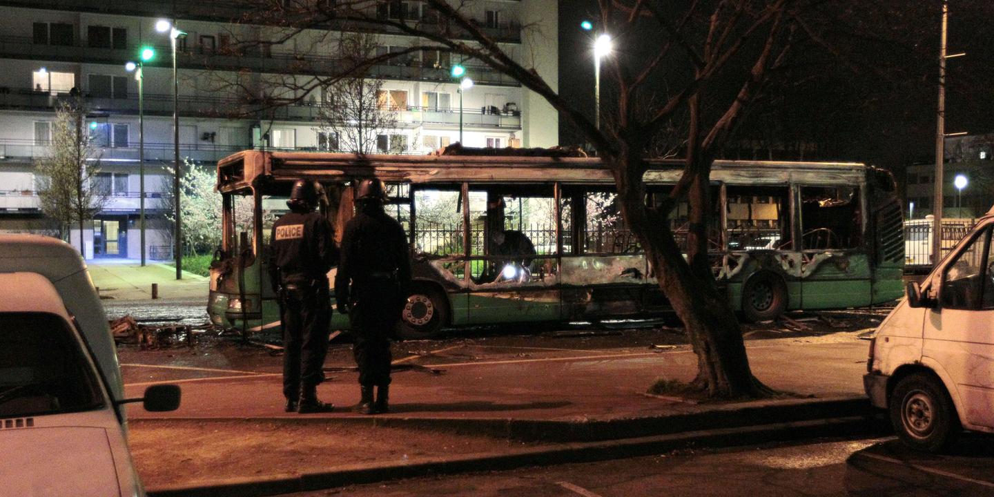 Un bus incendié et un autre caillassé, à TremblayenFrance